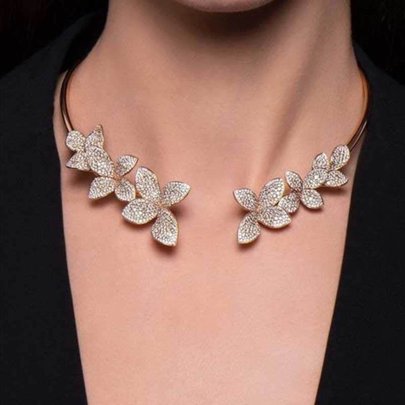 Blumenhalskette mit Strass-Akzenten