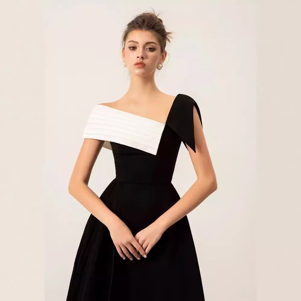 Off-Shoulder Plisseekleid mit hoher Taille