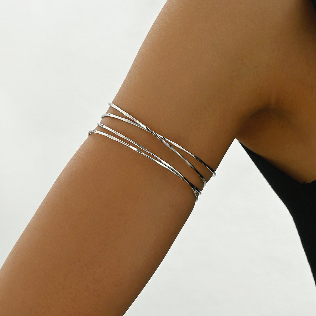 Minimalistisches Armreif-Set im japanisch-koreanischen Stil