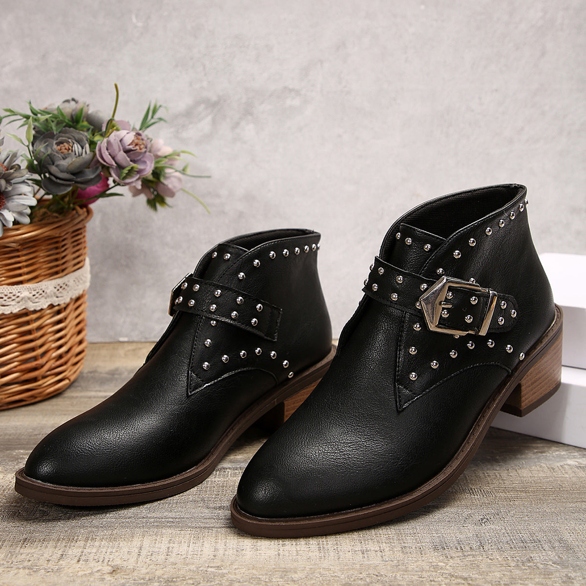 Spitze Stiefeletten mit mittlerem Absatz