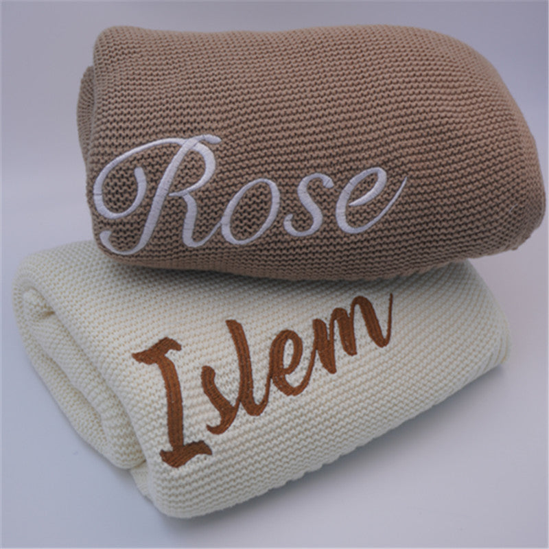 Gestrickte Babysofadencke mit Gesticktem Namen – Bild 3 | LuxeStyle