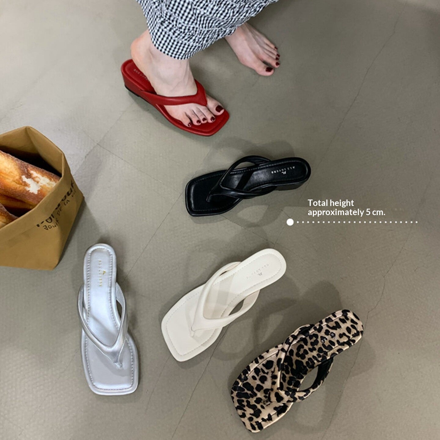 Keilsandalen mit Leopardenmuster und eckiger Spitze