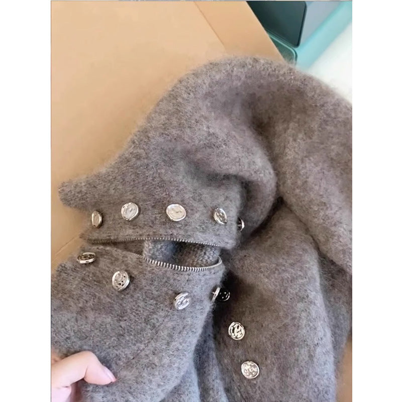 Grauer doppelreihiger Wollpullover mit Stehkragen