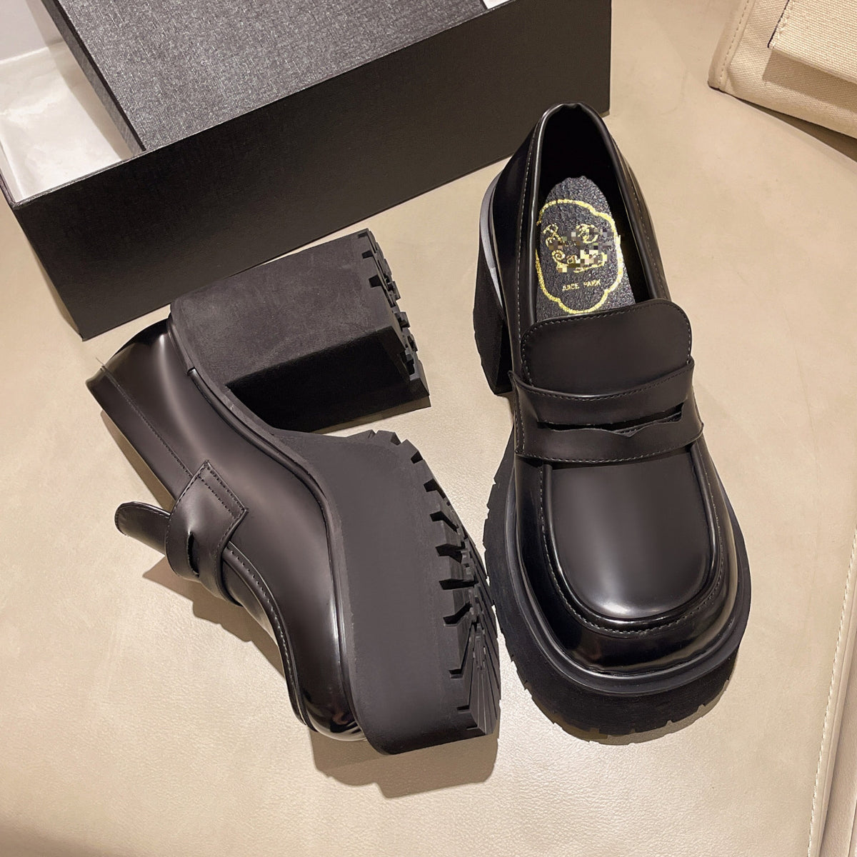 Plateaustiefel aus schwarzem Leder – Bild 4 | LuxeStyle