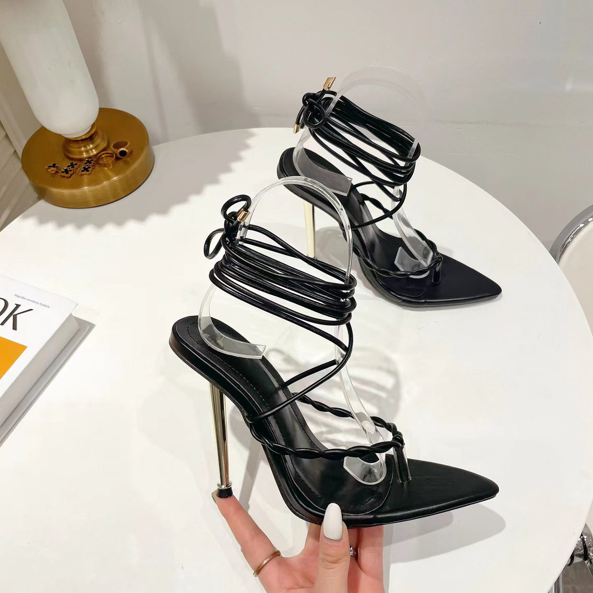 Damensandalen mit Spitzspitze, Schnürung, Klappverschluss – Bild 6 | LuxeStyle