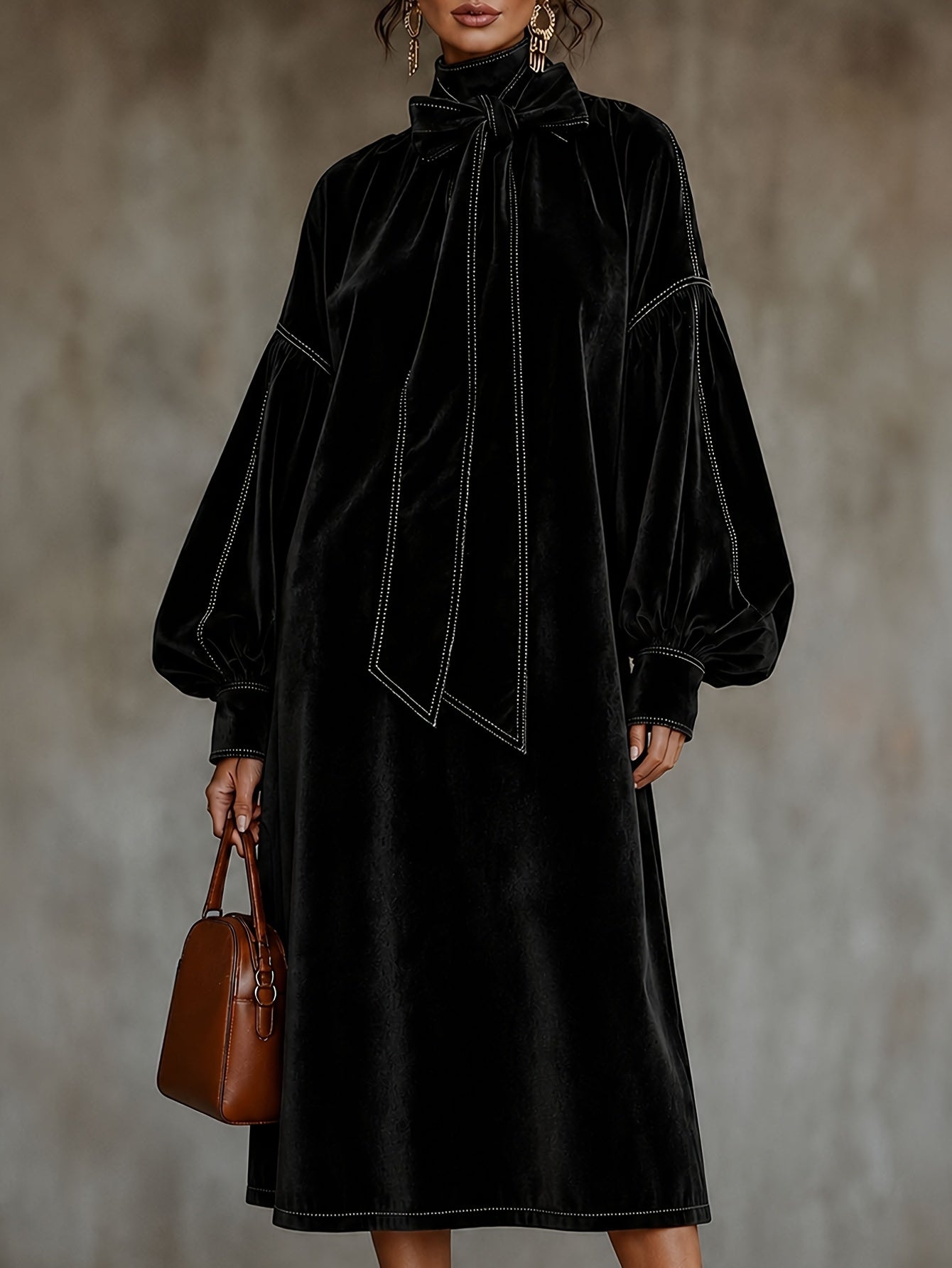 Samtkleid mit Schleife und hohem Kragen