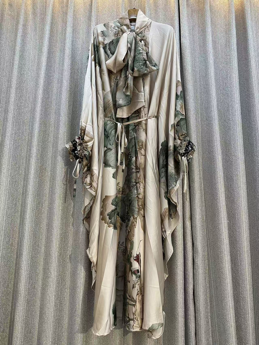 Maxikleid mit Fledermausärmeln & Pailletten – Bild 1 | LuxeStyle