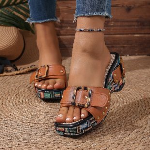 Trend-Keilsandalen mit Nieten