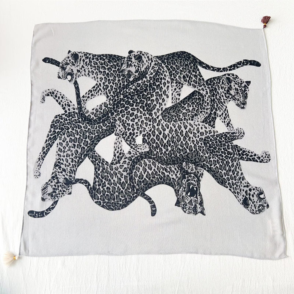 Cheetah Print Schal mit Pompons | LuxeStyle