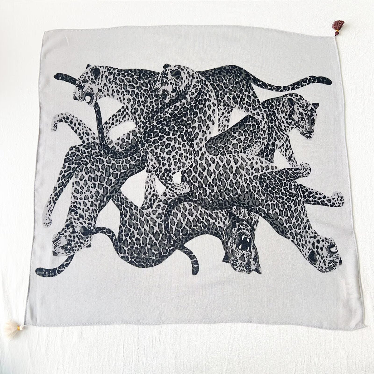 Cheetah Print Schal mit Pompons | LuxeStyle