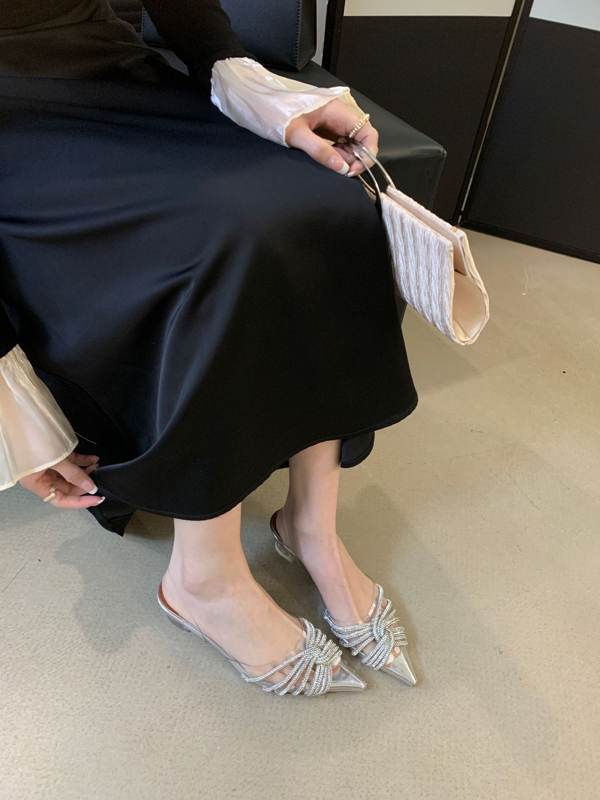 High Heels mit spitzem Zeh und Strass – Bild 8 | LuxeStyle