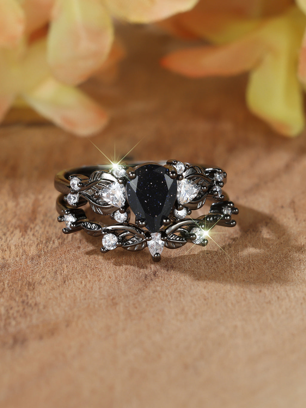 Wassertropfen-Ring mit Blaumondstein & Diamant-Akzenten