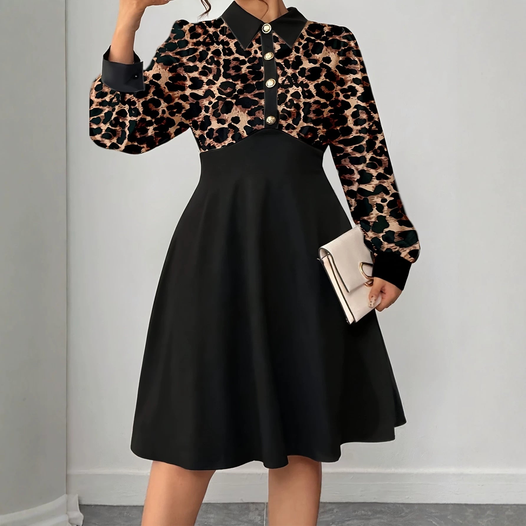 Midi-Kleid mit Leopardenmuster und Polo-Kragen