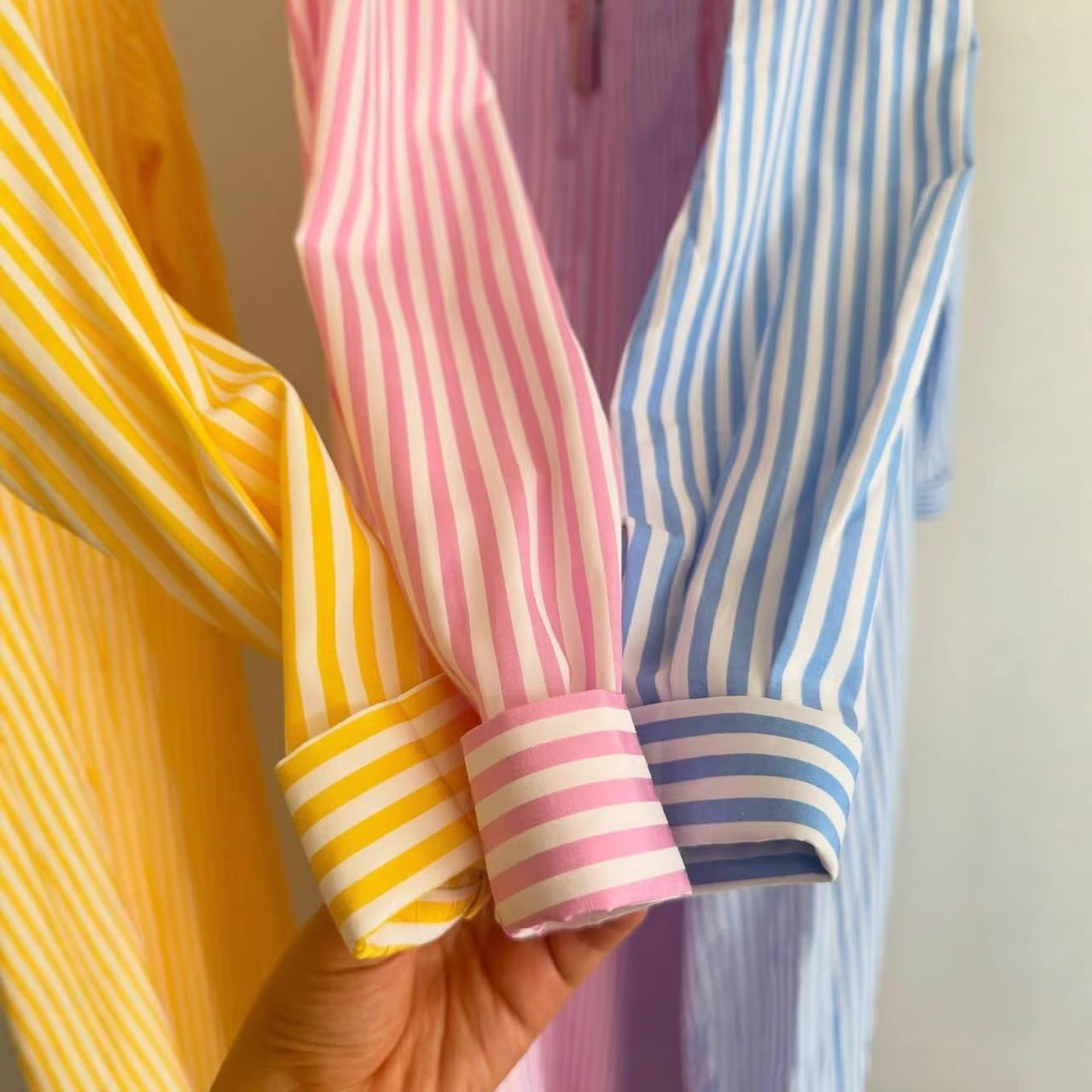 Gestreiftes Langarm-Kleid mit Reverskragen