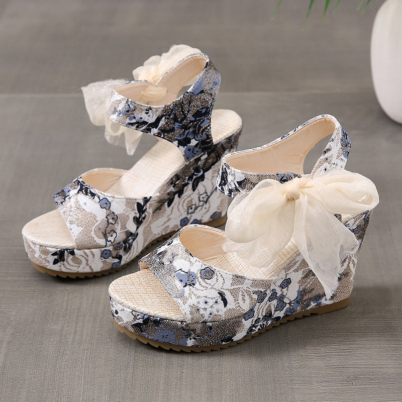 Bedruckte Sandalen mit Schnürung