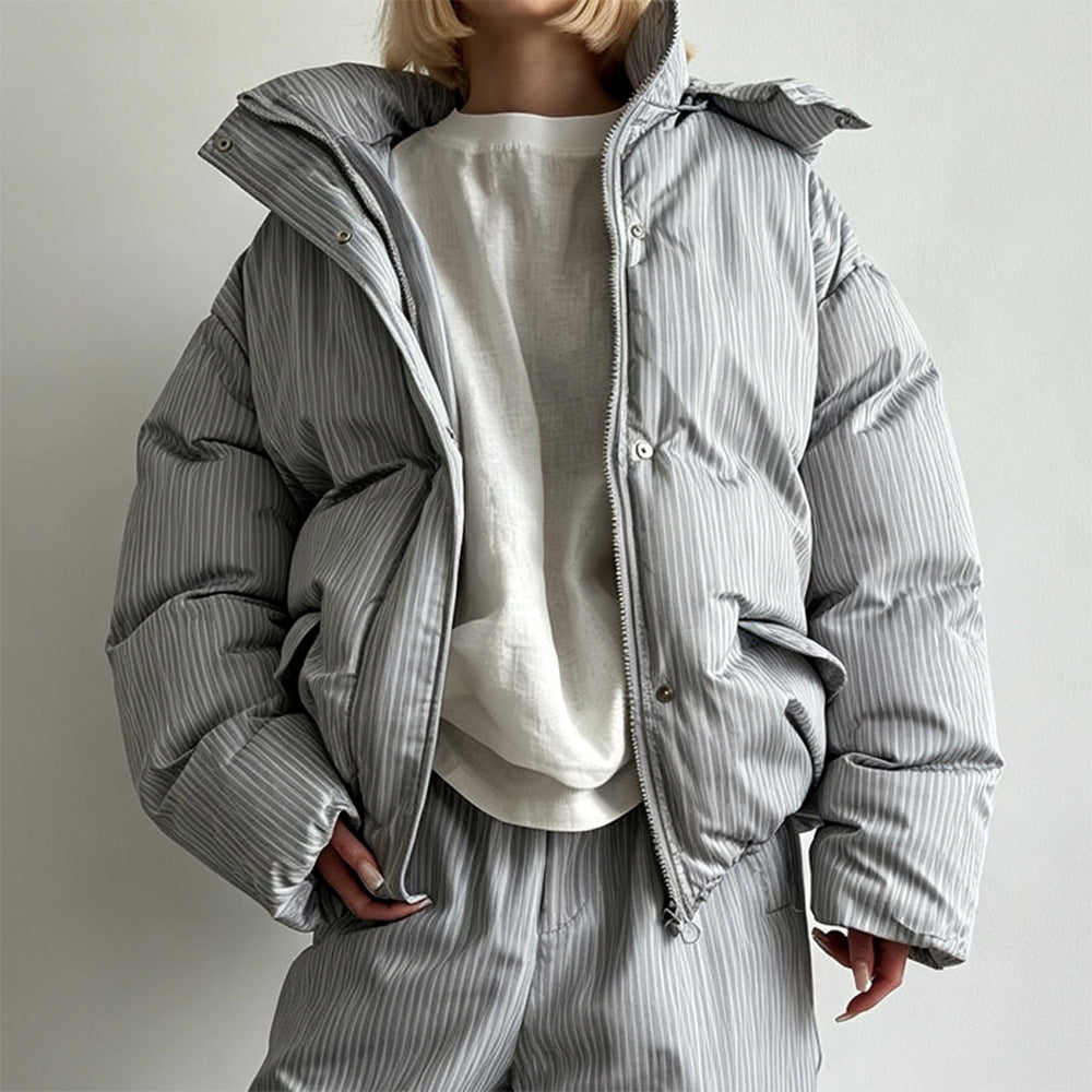 Weisser Strickmantel mit Streifen und Punkten – Bild 9 | LuxeStyle