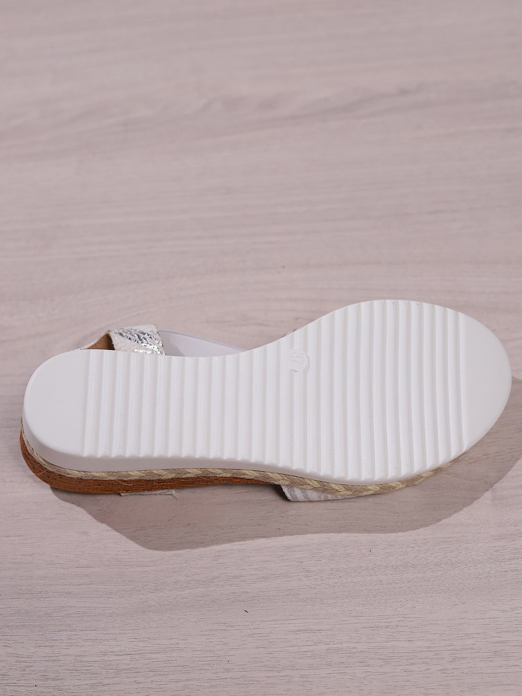 Sandalen mit Metallschnalle und Hanfseil-Details – Bild 12 | LuxeStyle