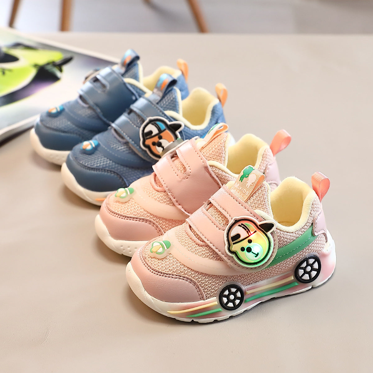 Leuchtende Sportschuhe für Kleinkinder – Bild 1 | LuxeStyle