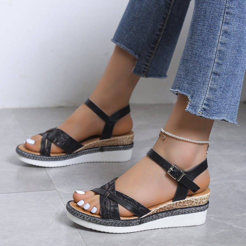 Plus-Size Sandalen mit Schnallen-Plateau | LuxeStyle