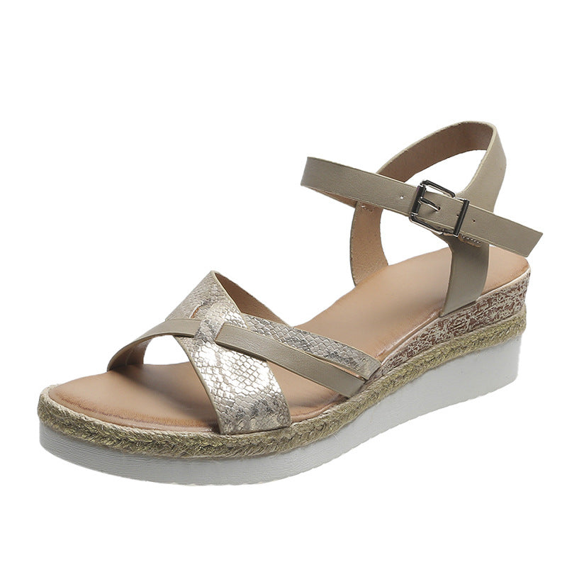 Plus-Size Sandalen mit Schnallen-Plateau – Bild 4 | LuxeStyle