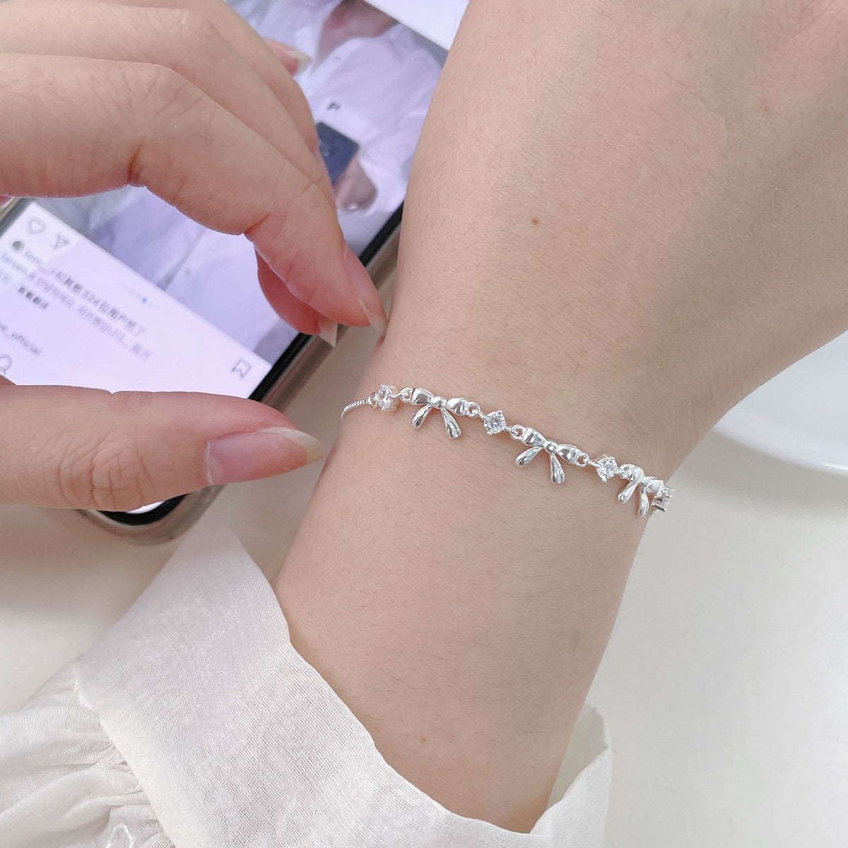 Funkelndes Zirkon Armband mit Schleife aus 925er Silber – Bild 7 | LuxeStyle
