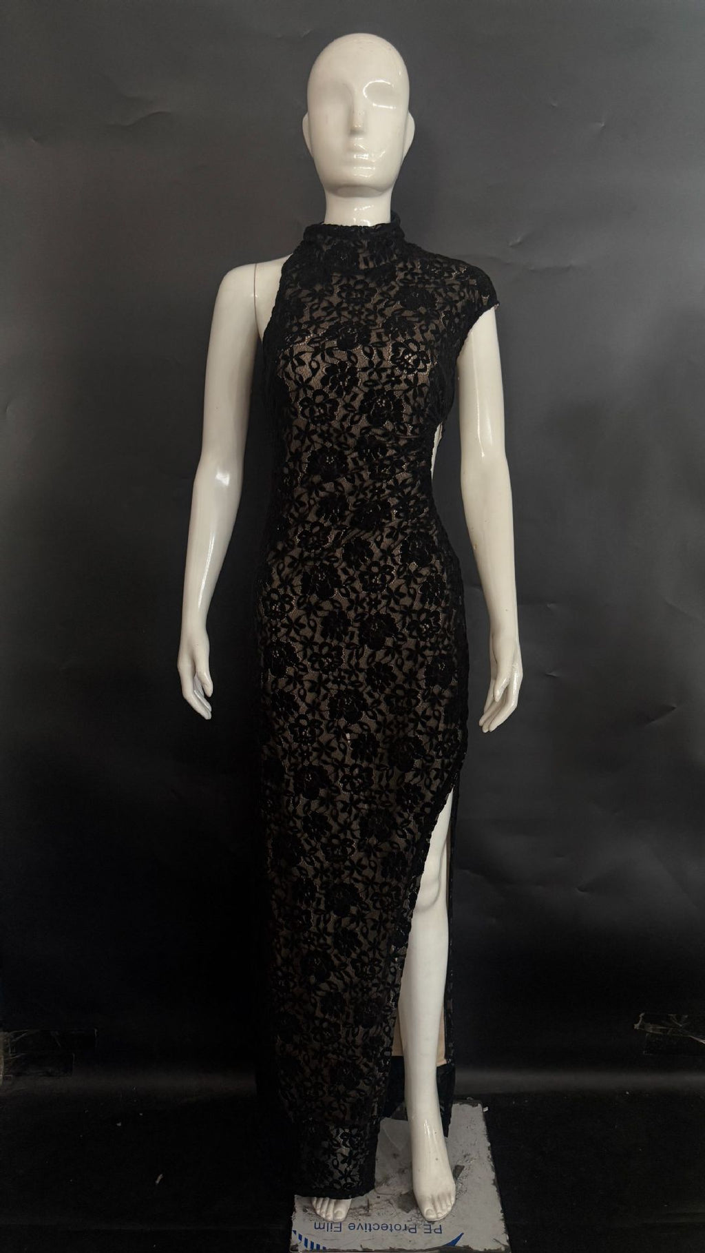 Elegantes Spitzenkleid mit Schlitz