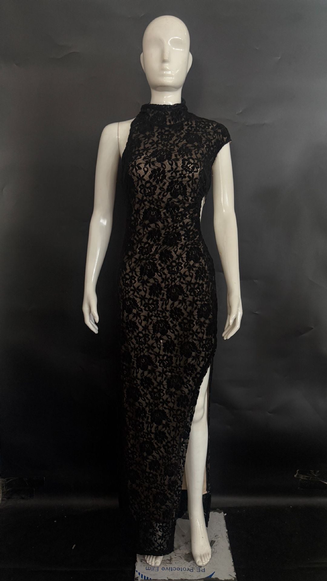 Elegantes Spitzenkleid mit Schlitz