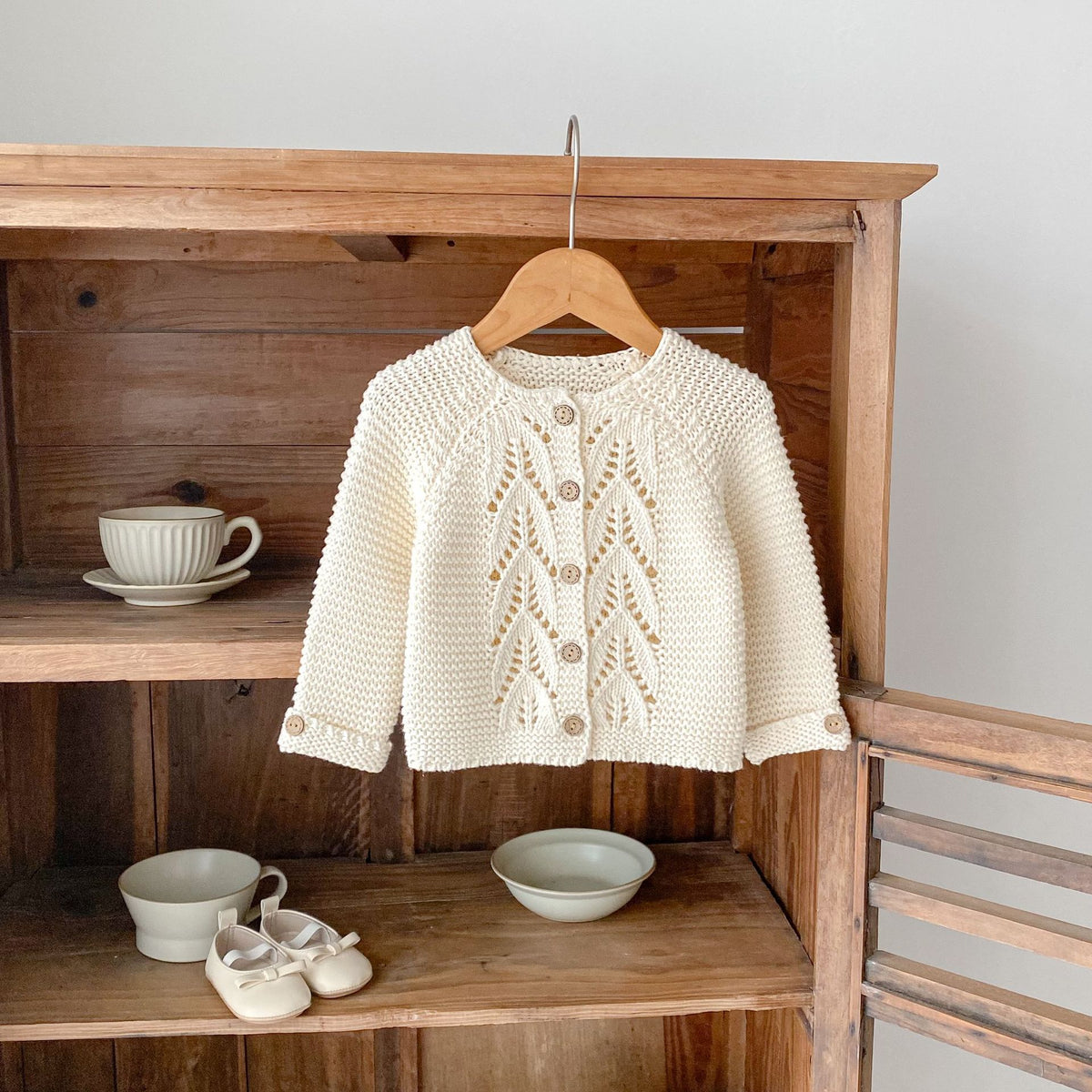 Baumwoll-Strickjacke für Babys – Bild 2 | LuxeStyle