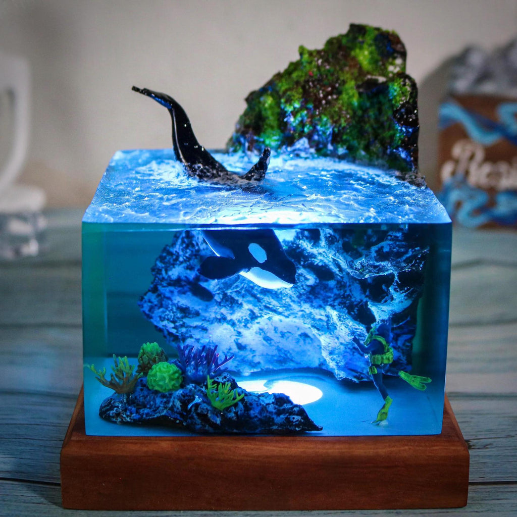 Orca & Diver Epoxy Resin Tischlampe – Bild 4 | LuxeStyle