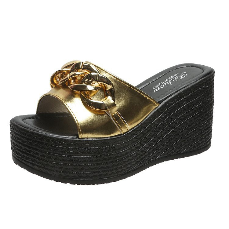 Keilabsatz-Sandalen mit Kette – Bild 8 | LuxeStyle