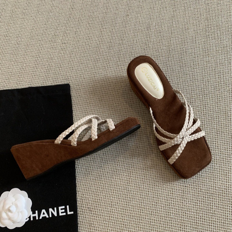 Keilsandalen mit Plateau und offener Spitze