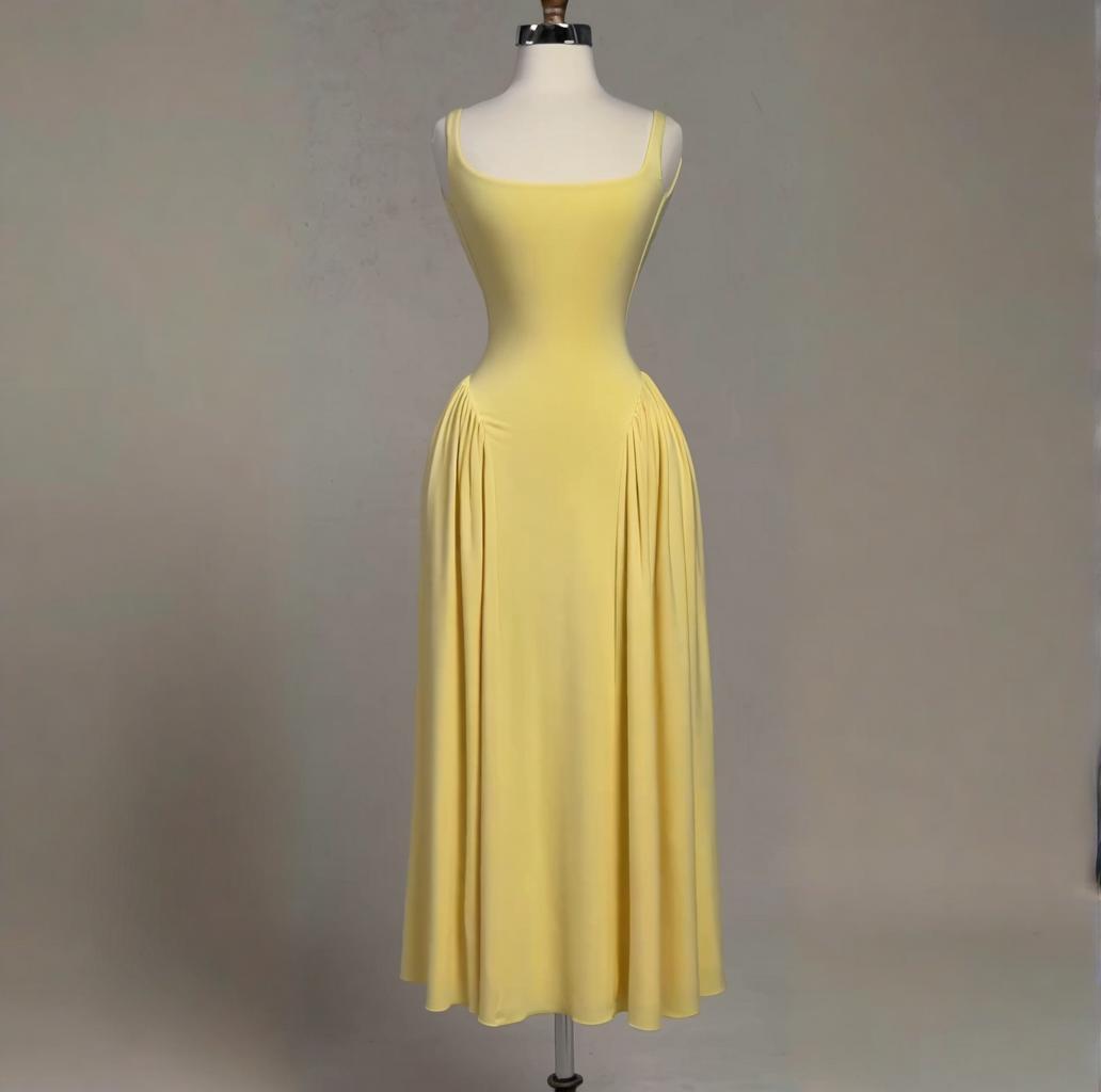 Elegantes Plisseekleid mit eckigem Ausschnitt