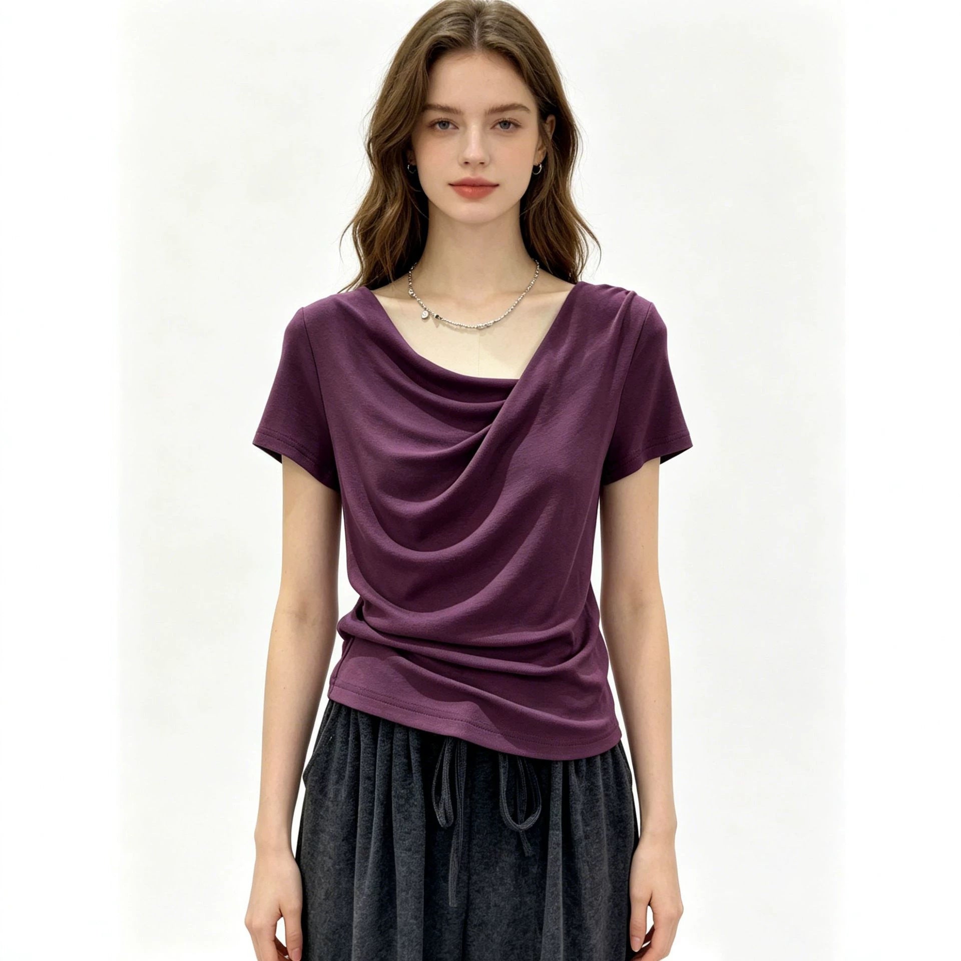 Asymmetrisches Kurzarm-Shirt mit U-Boot-Ausschnitt
