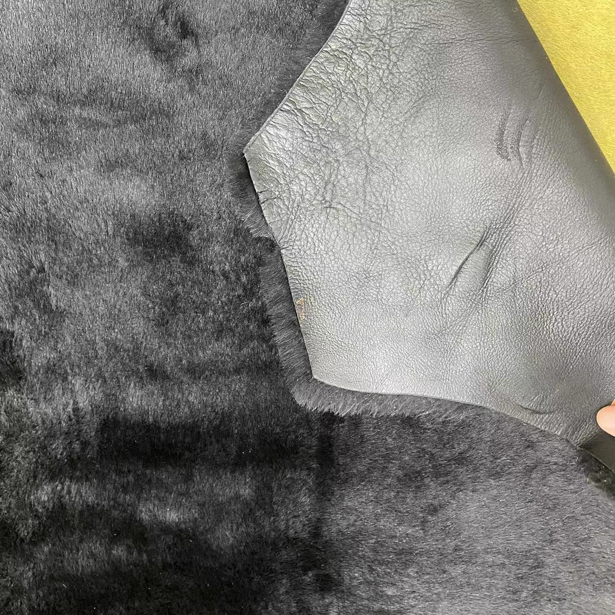 Echtwolle Schwarz Ganzes Vlies – Bild 3 | LuxeStyle