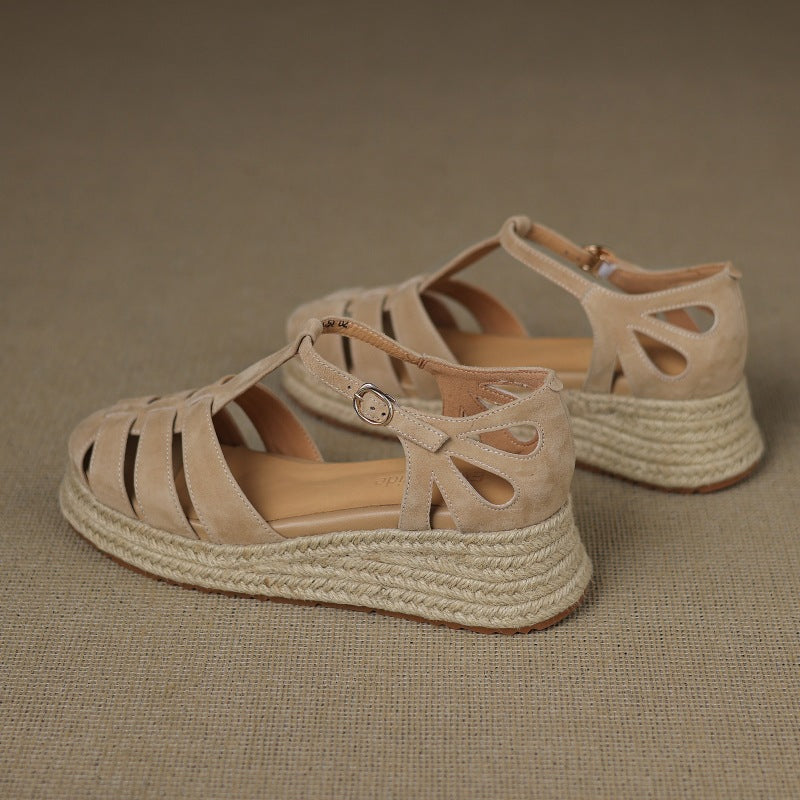 Keilsandalen aus Wildleder mit Strohgeflecht