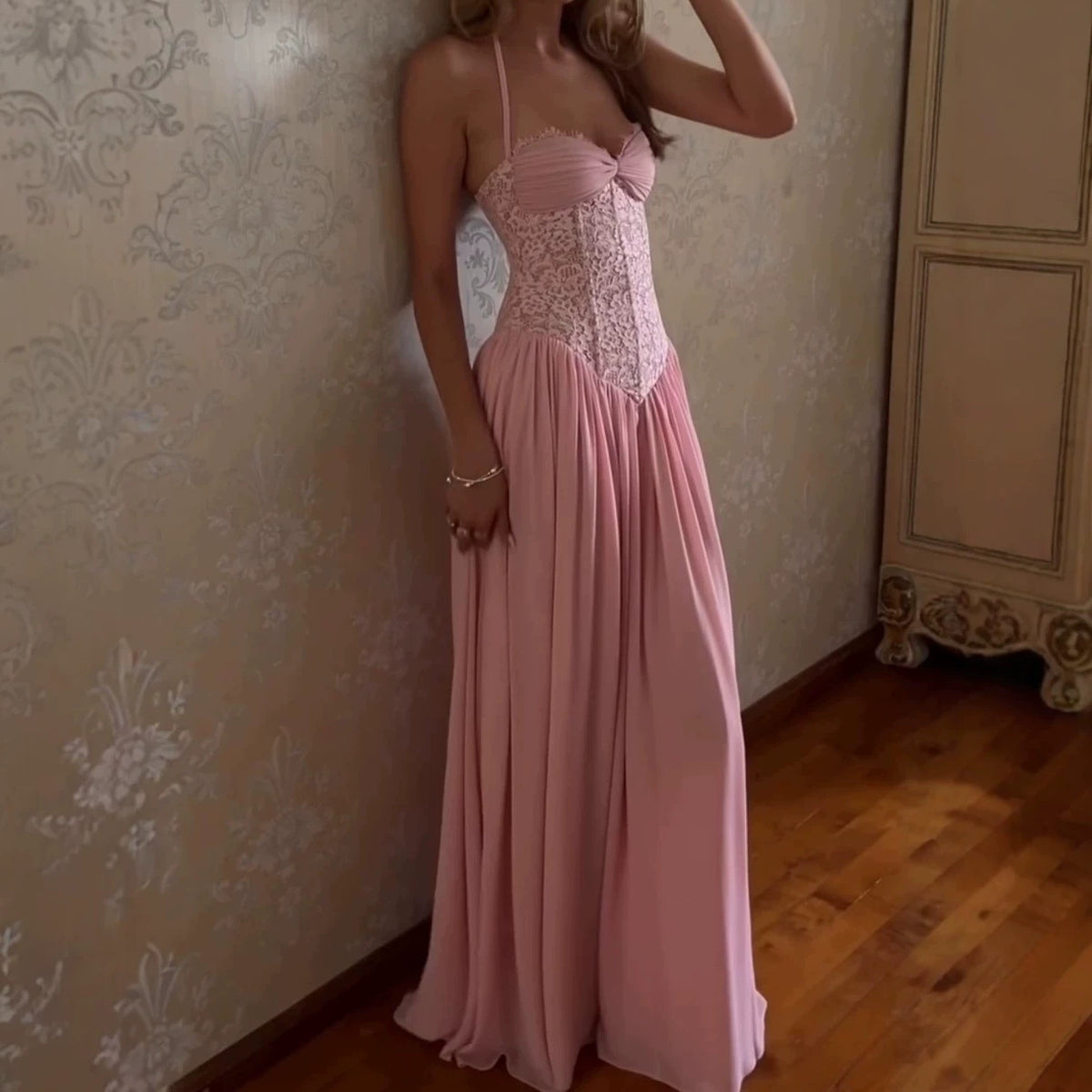 Elegantes Off-Shoulder Maxikleid mit Spitze – Bild 1 | LuxeStyle