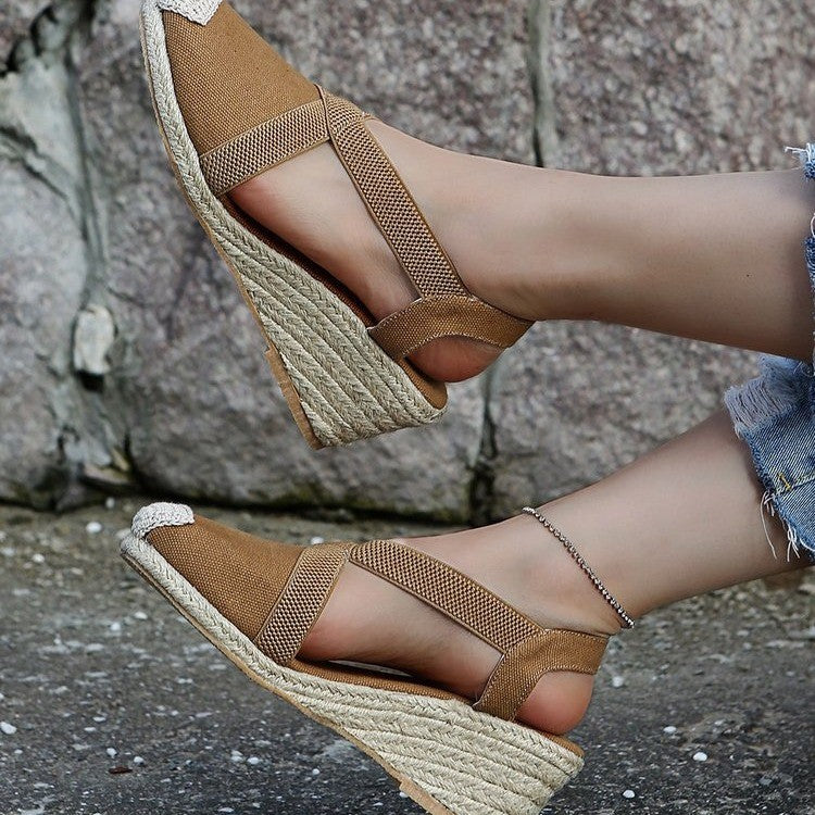 Keilsandalen mit Stroh-Details – Bild 5 | LuxeStyle