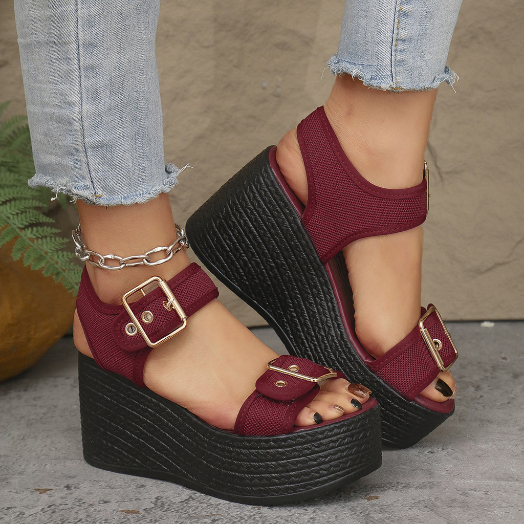 Keilsandalen mit Riemen und Peep-Toe
