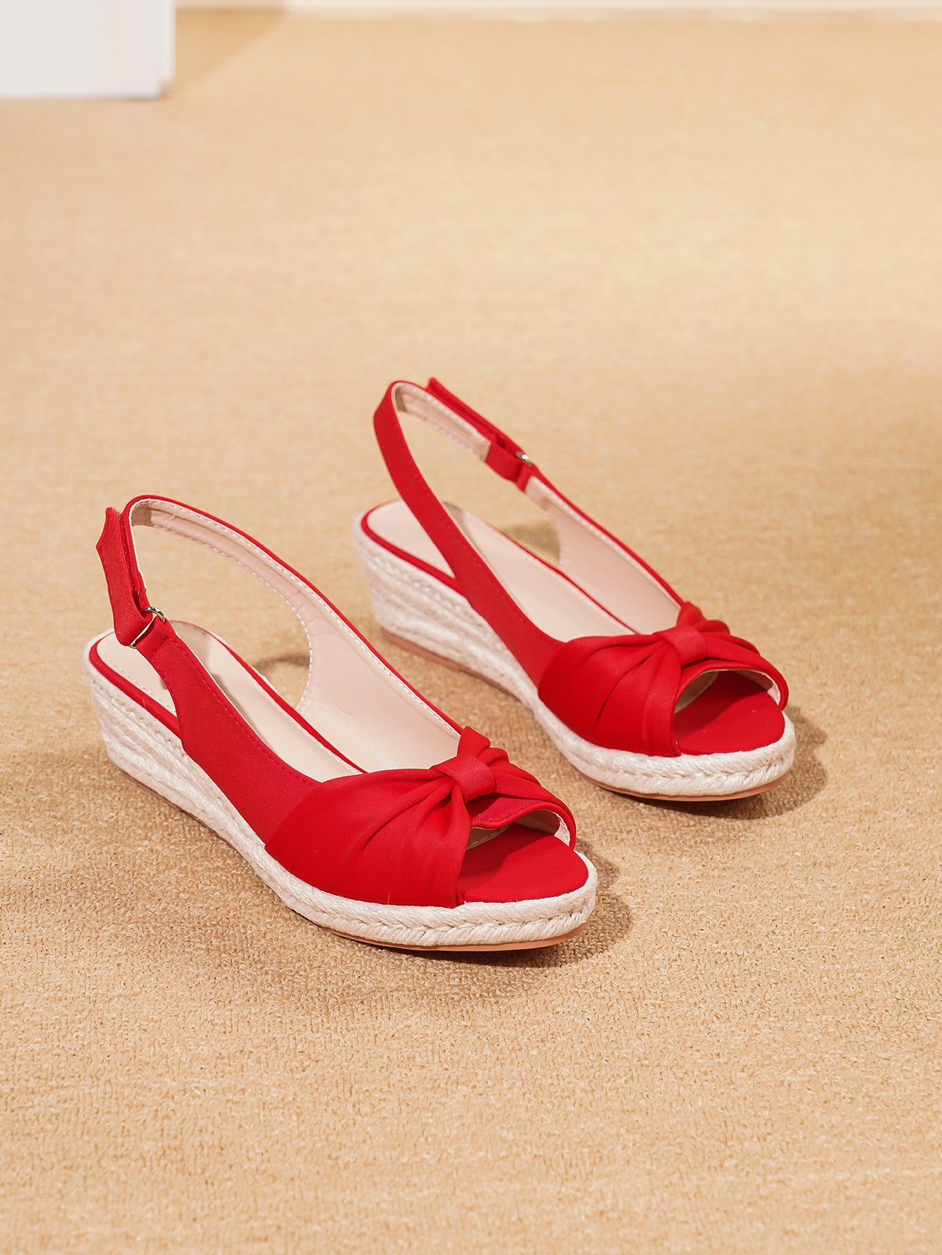 Keilsandalen mit Schleife und Klettverschluss