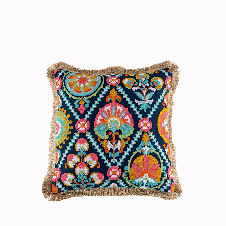 Boho Kissenhülle mit Stickerei und Quasten