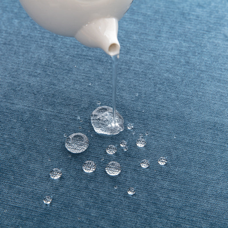 Wasserdichter Sofaüberwurf im minimalistischen Stil