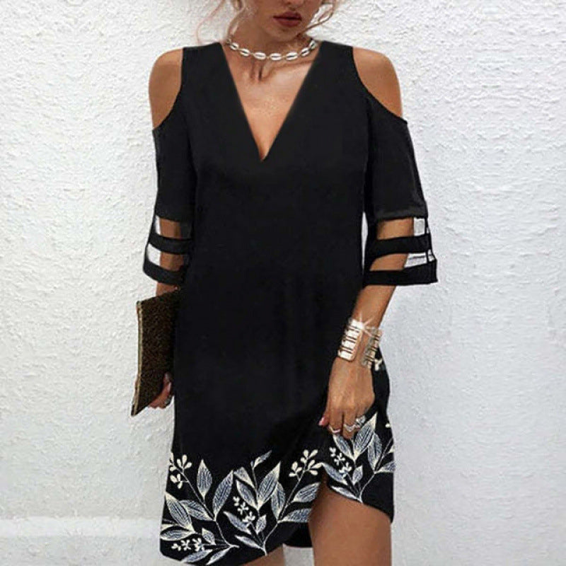 Gemustertes Tüllkleid mit V-Ausschnitt