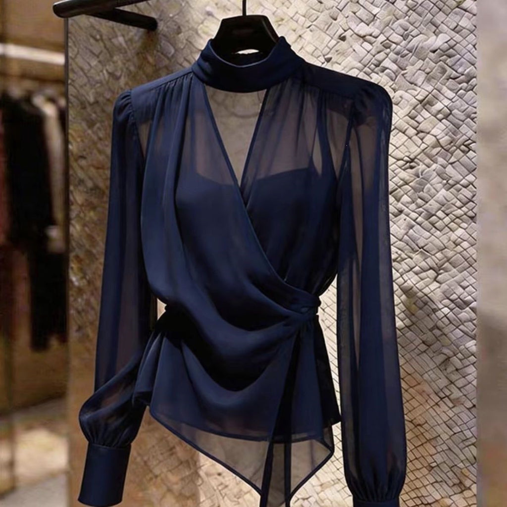 Ärmellose Satin-Bluse mit Taillenbetonung