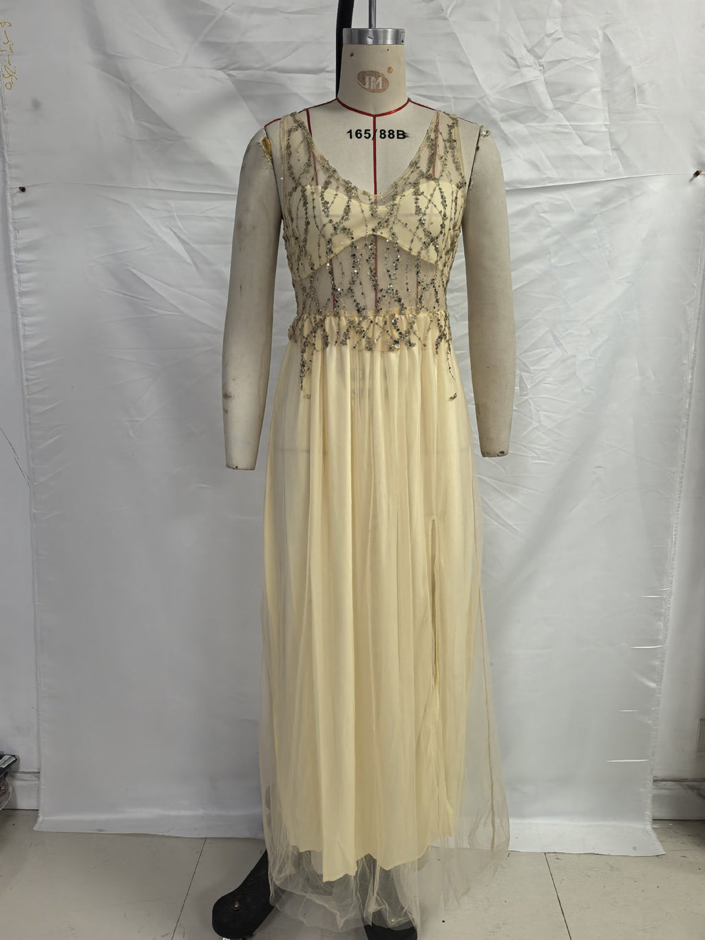 Goldenes Satin-Kleid mit V-Ausschnitt