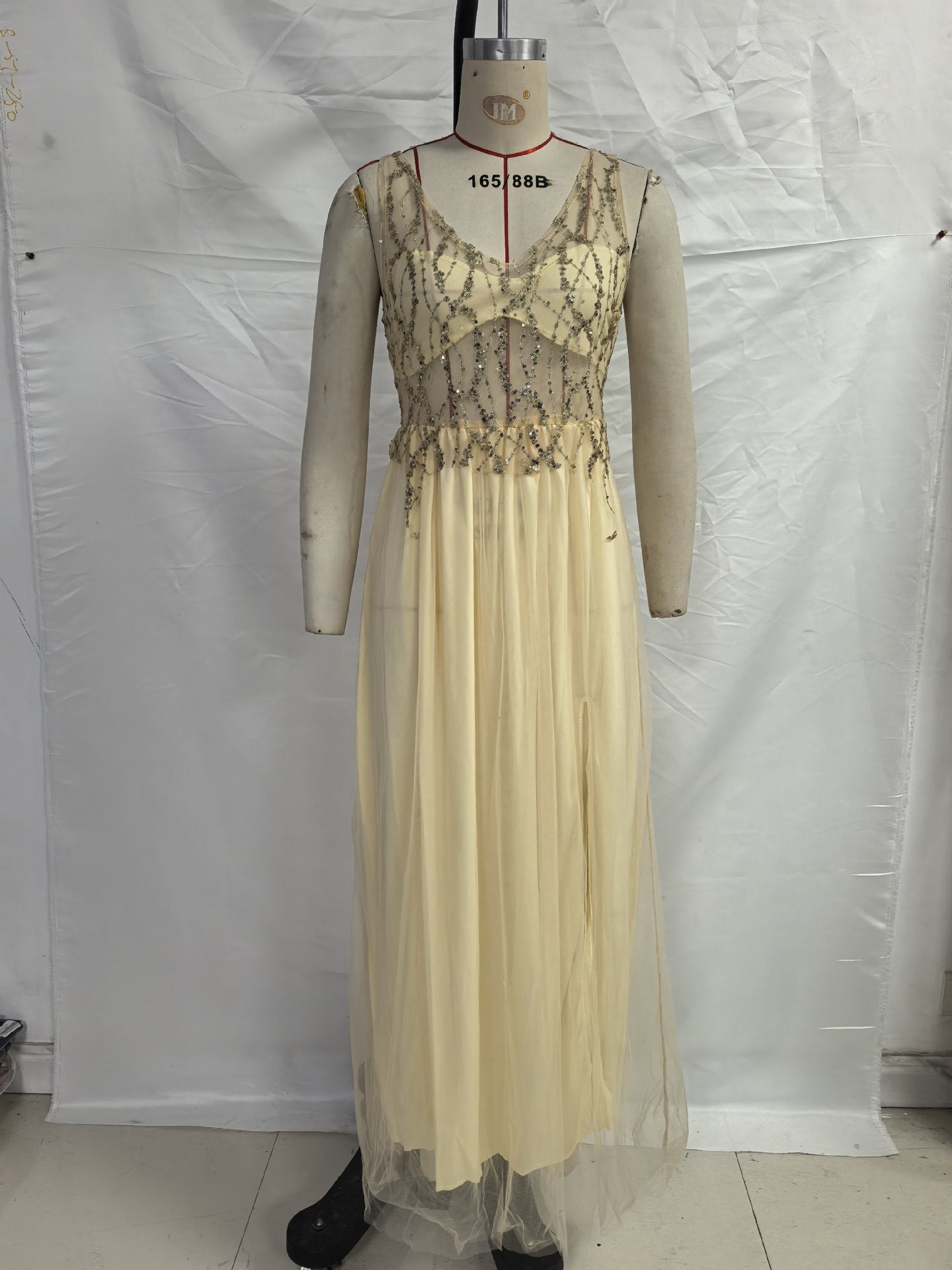 Goldenes Satin-Kleid mit V-Ausschnitt