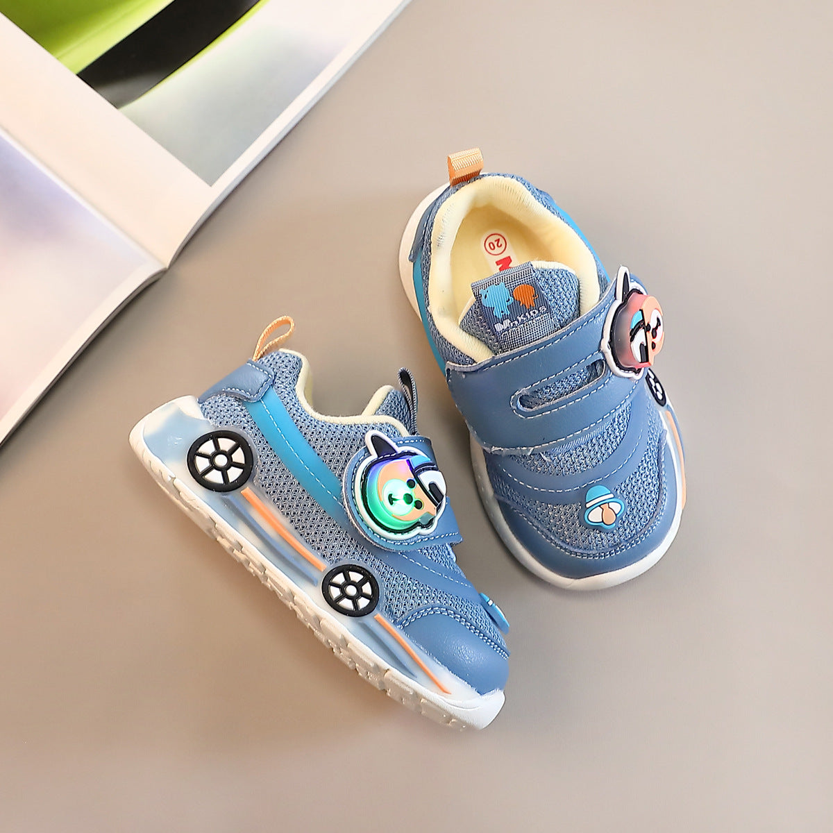 Leuchtende Sportschuhe für Kleinkinder – Bild 3 | LuxeStyle