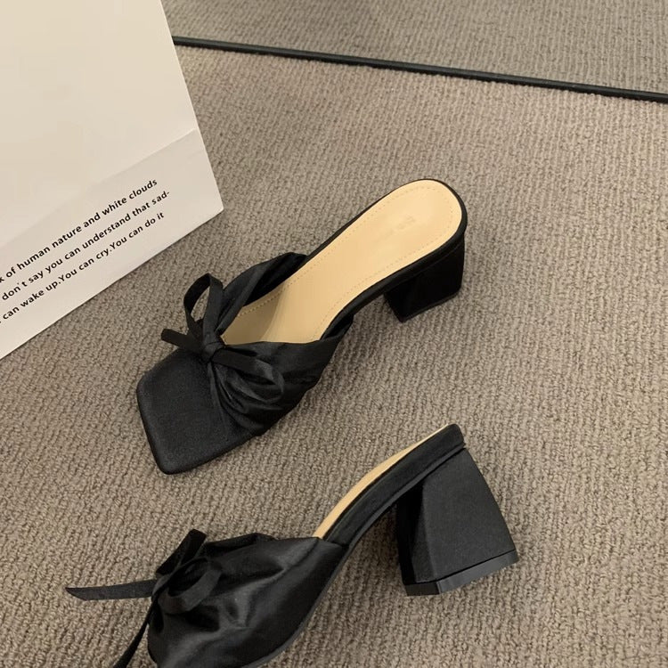Satin-Sandalen mit Schleife und Chunky-Absatz | LuxeStyle