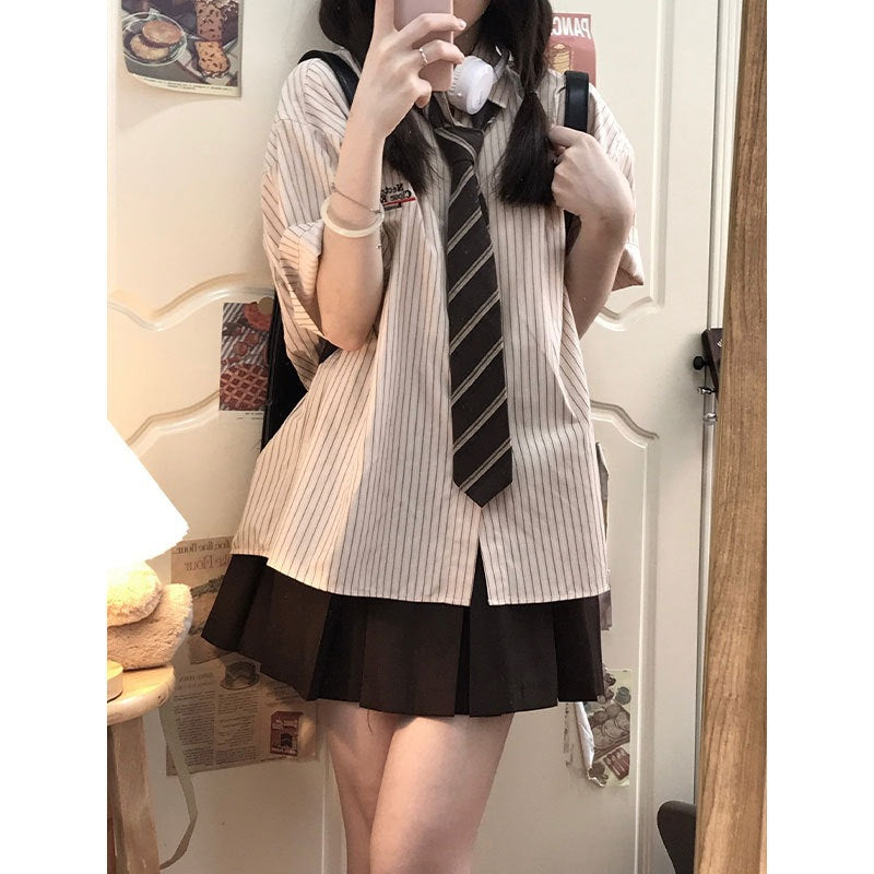 Gestreiftes Kurzarm-Shirt mit Stickerei