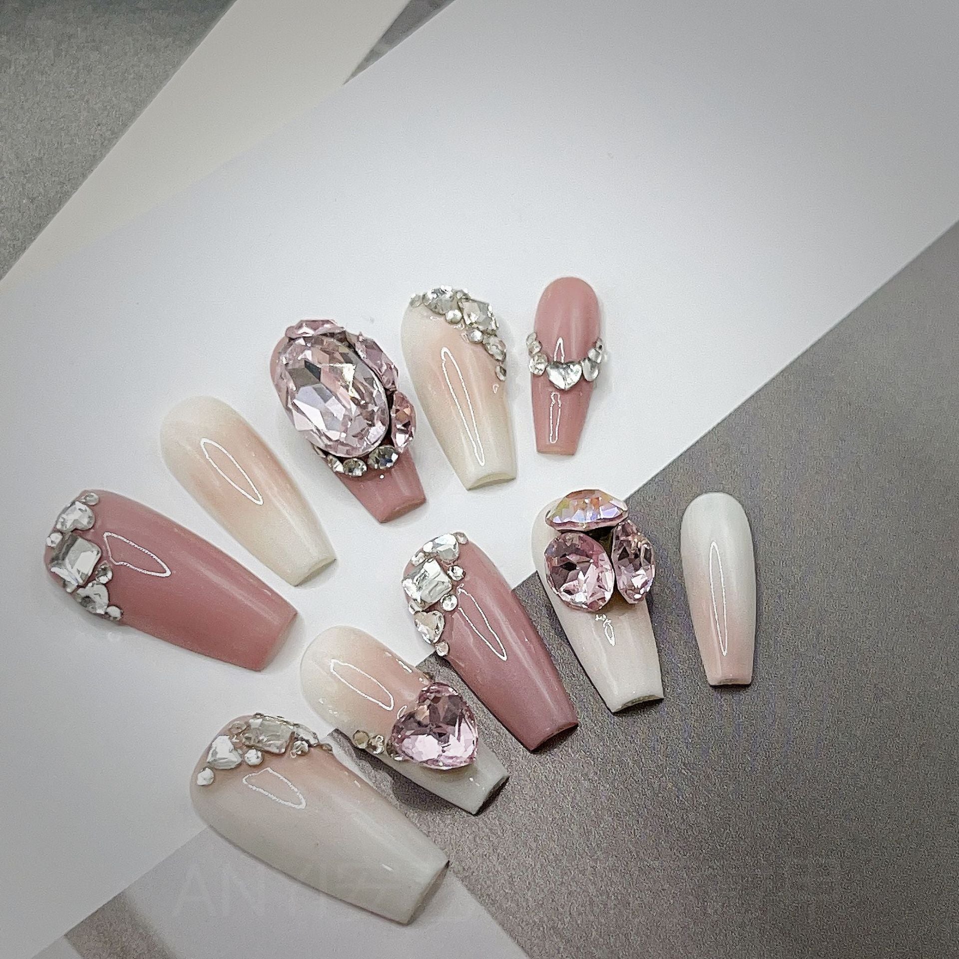 Nagelspray-Pistole mit Strass-Kugel