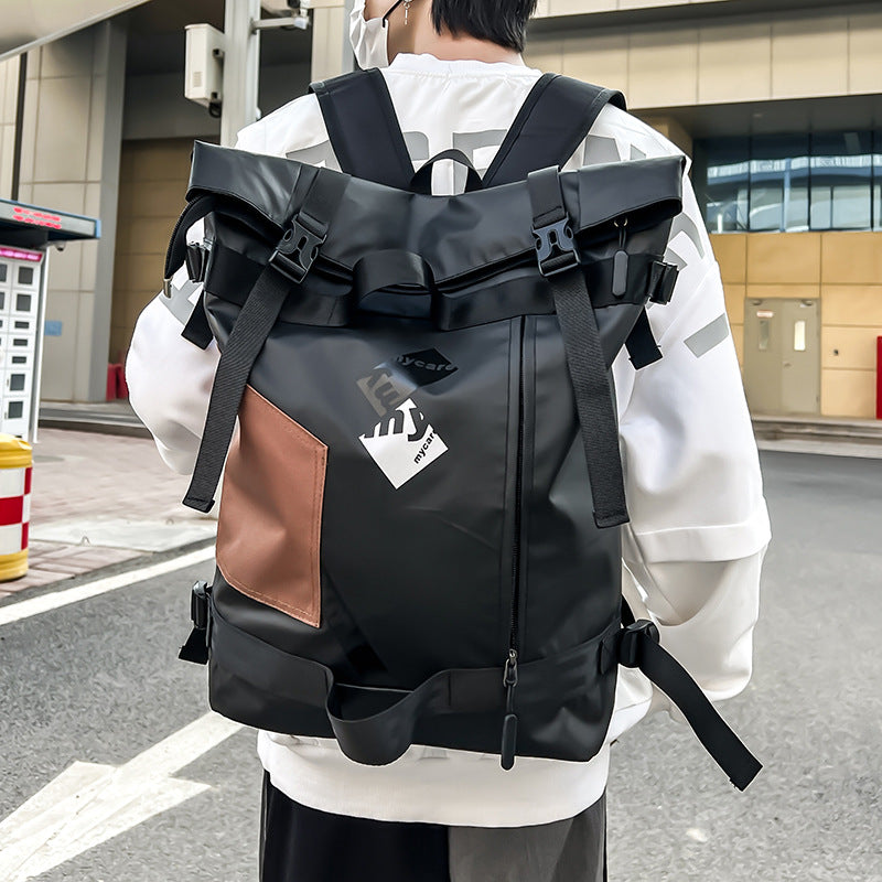 Grosser Rucksack mit geschwungener Kante
